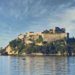 Il Castello Aragonese di Baia visto dal mare